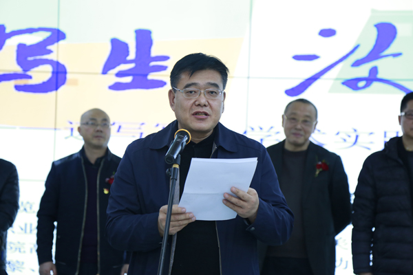 新疆艺术学院党委常委、副院长、高职学院（附属中专）党委书记全立新发表欢迎致辞